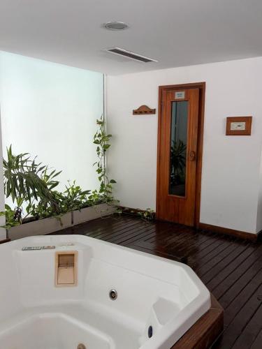 a large white bath tub in a room at Crucero Puerto in Buenos Aires