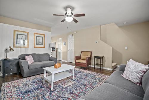 Χώρος καθιστικού στο Gone Coastal - Pet friendly with screened porch!