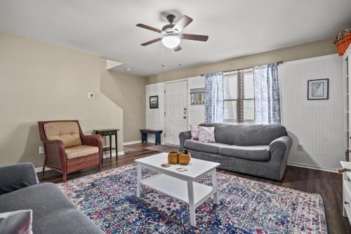 Χώρος καθιστικού στο Gone Coastal - Pet friendly with screened porch!