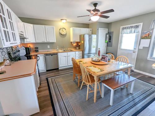 Η κουζίνα ή μικρή κουζίνα στο Gone Coastal - Pet friendly with screened porch!