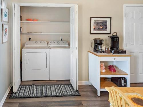 Η κουζίνα ή μικρή κουζίνα στο Gone Coastal - Pet friendly with screened porch!