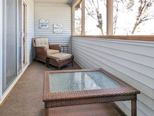 Αίθριο ή υπαίθριος χώρος στο Gone Coastal - Pet friendly with screened porch!