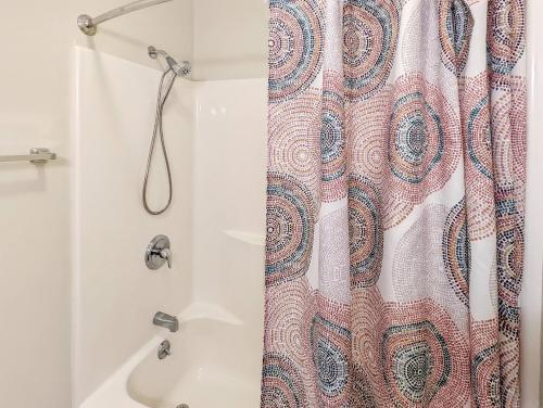 Ένα μπάνιο στο Gone Coastal - Pet friendly with screened porch!