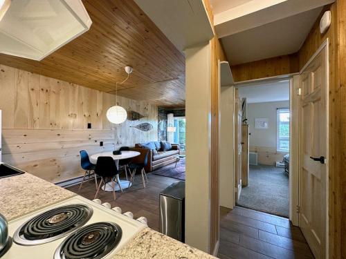 Η κουζίνα ή μικρή κουζίνα στο Cabin on Hunter Mtn Seasonal Pool Access w Panoramic Views Hike Swim Fish Unwind