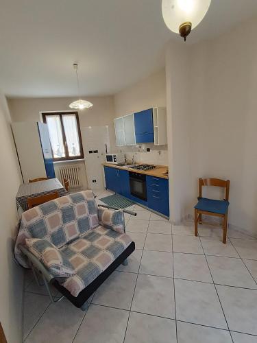 a living room with a couch and a kitchen at La Ghiacciaia in Verzuolo
