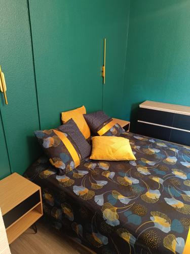 un lit dans une chambre avec un mur végétal dans l'établissement Studio les Hauts de Honfleur, à Équemauville