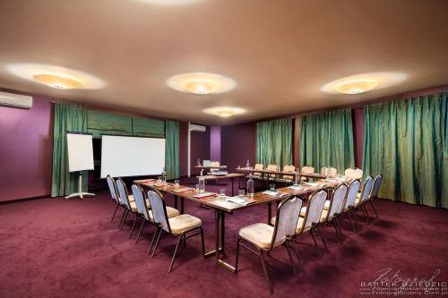 a conference room with a long table and chairs at Hotel Victor Pruszków DeSilva in Pruszków