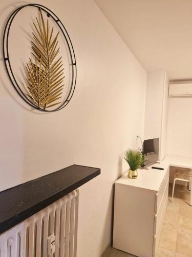 Cette chambre dispose d'un bureau et d'une horloge murale. dans l'établissement appartement 1 pégurier, à Nice