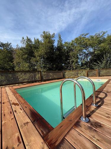 une piscine avec une terrasse en bois et une piscine dans l'établissement NEW Maison b Saint-Paul 8 Visiteurs, à Saint-Paul-de-Vence