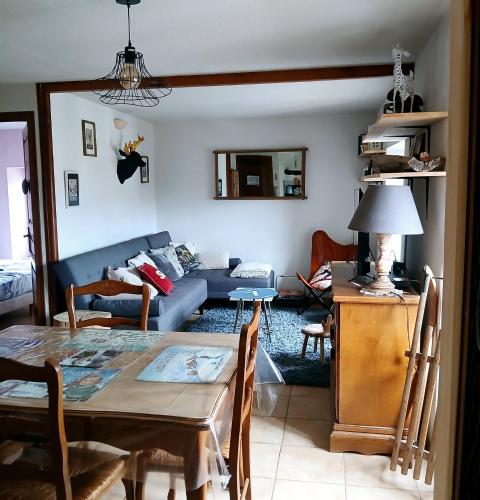 un salon avec une table et un canapé dans l'établissement 90m2 3ch duplex cœur village 10 mn piste free navette, à Bolquère-Pyrénées 2000