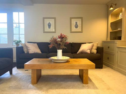 a living room with a couch and a coffee table at Beautiful flat in Harrogate, 2 kingsize beds in Harrogate