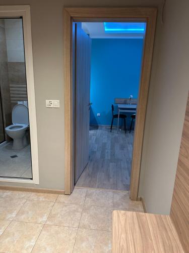 una puerta abierta a un baño con aseo en Barbie Studio, en Sofía