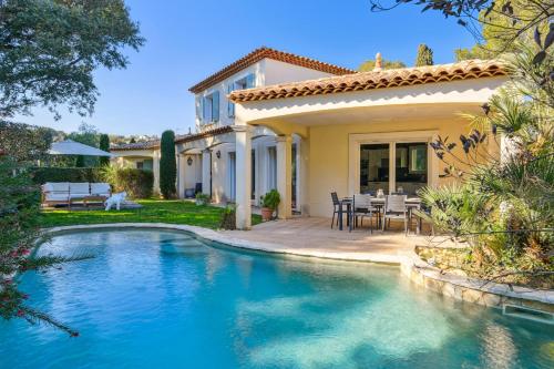 une piscine devant une maison dans l'établissement Villa avec pisicne proche Mer Fréjus 8 pers, à Fréjus