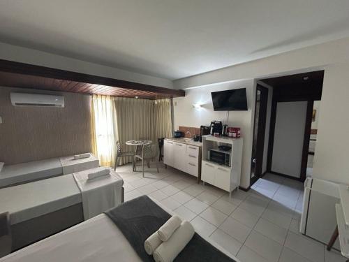 A cozinha ou kitchenette de Apart-Hotel em Tambaú - Super Central com Vista Mar - Ap.113