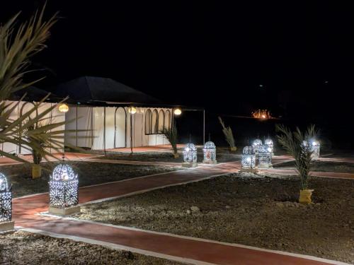 een groep lichten voor een gebouw 's nachts bij Glamping Dunes Merzouga in Merzouga
