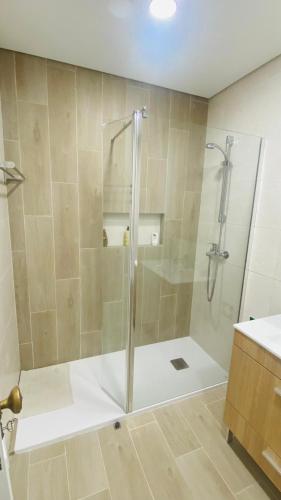 Apartamento relaxante com terraço e próximo da praia, no 2º andar