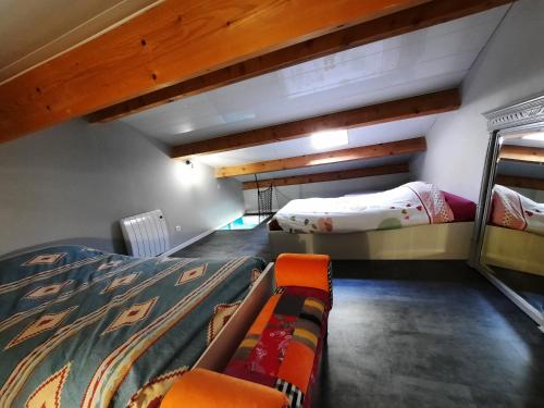 Cette chambre comprend 2 lits superposés et un banc. dans l'établissement Au cœur de l'ile d'Oléron, à Dolus-d'Oléron