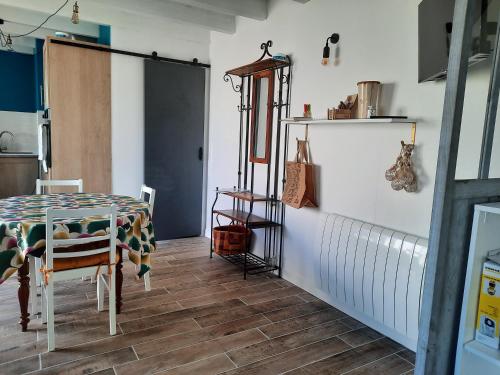 d'une salle à manger avec une table et du parquet. dans l'établissement Au cœur de l'ile d'Oléron, à Dolus-d'Oléron