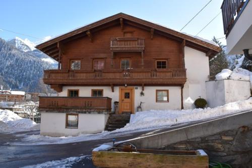 drewniany dom w śniegu na górze w obiekcie Ferienchalet Kreuzlauhof MAY-101 w Mayrhofen