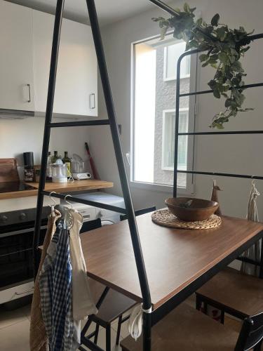 une cuisine avec une table en bois dans l'établissement New cozy studio near Roland Garros and Parc des Princes, à Boulogne-Billancourt