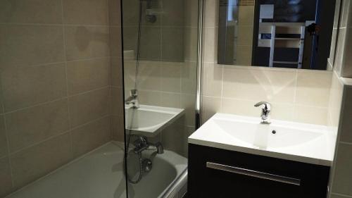une salle de bain avec un lavabo et une douche dans l'établissement Résidence Median - Studio rénové · Proche des pistes · Balcon MAE-1764, aux Menuires