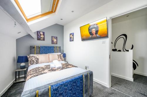 a bedroom with a bed in a room with a window at -RA83- For your relaxed,Cosy stay,Free Parking in Leeds
