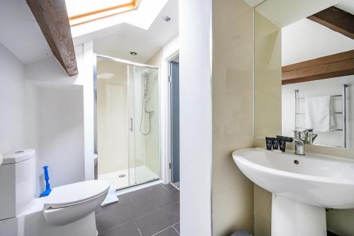 a bathroom with a sink and a toilet and a shower at -RA83- For your relaxed,Cosy stay,Free Parking in Leeds