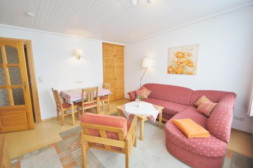 una sala de estar con un sofá y una mesa en Ferienbungalow 3, en Dahme