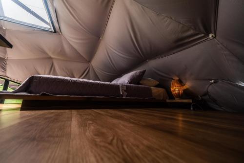 a bedroom with a bed in a tent at Domo Mágico en las Alturas, EL SOL in San José