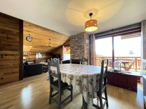une cuisine et une salle à manger avec une table et des chaises dans l'établissement Résidence Les Logis De Bellecombe - Appartement de charme proche des pistes et du centre MAE-5251, à Notre-Dame-de-Bellecombe