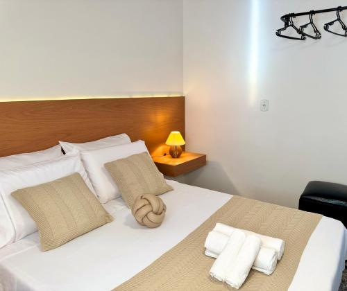 a bedroom with a bed with two towels on it at AirComfort Stay - 15min Aeroporto Internacional de Guarulhos in Guarulhos
