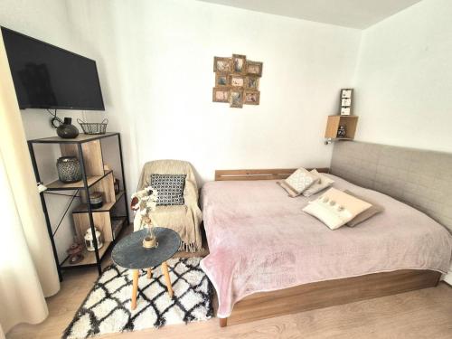 une chambre avec un lit, une table et une télévision dans l'établissement Résidence Montcalm D - Chaleureux logement ! MAE-6704, à Aix-les-Bains