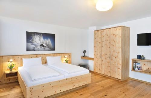Postel nebo postele na pokoji v ubytování Der Sonnenhof - Appartement Ahorn