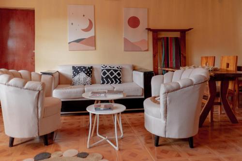 Ruang duduk di Hostal Katarpe