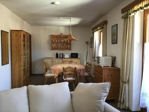 a living room with a table and a couch at Wiedweg Gold in Patergassen