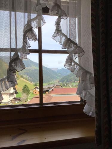 a window with a view of a mountain at Wiedweg Gold in Patergassen
