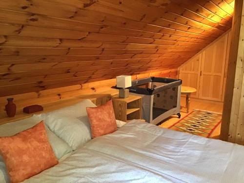 a bedroom with a bed in a wooden cabin at Wiedweg Gold in Patergassen