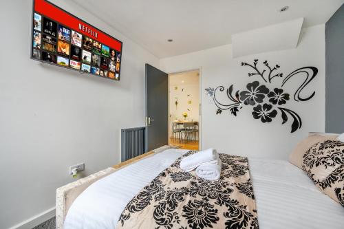 a bedroom with a bed with a black and white comforter at -RB83- For your relaxed,Cosy stay,Free Parking in Leeds