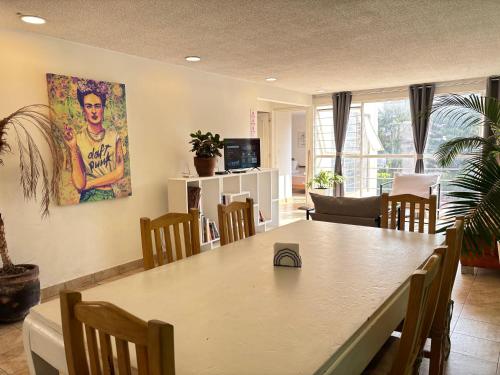 a dining room with a table and a living room at Condesa, Depto 2 recamaras. in Mexico City