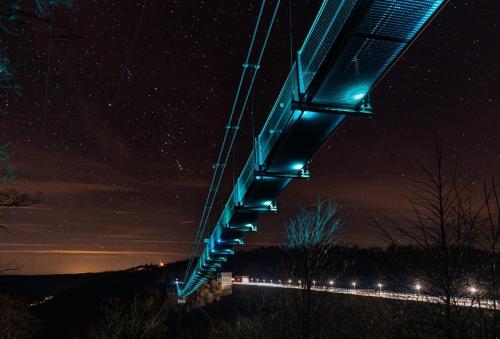 a night view of a bridge with blue lights at Ferienwohnung im Harz in Veckenstedt