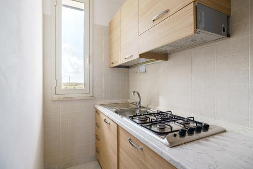Oasi Kite - Stagnone Apartmentsにあるキッチンまたは簡易キッチン