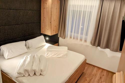 Una cama o camas en una habitación de Bergsonnhof