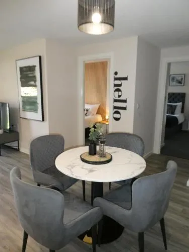 2 Bed 2 Bath Apartment Close to City Ctre Sleeps 5 -Free Parking photo 1