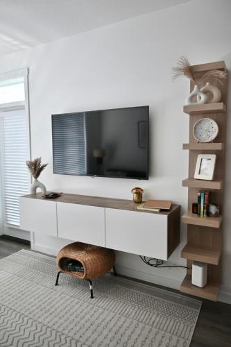 Μια τηλεόραση ή/και κέντρο ψυχαγωγίας στο Stylish 2-Bedroom Condo - Premium Comfort, Central Location