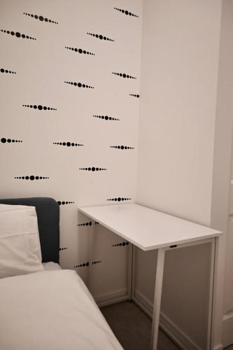 Ένα ή περισσότερα κρεβάτια σε δωμάτιο στο Stylish 2-Bedroom Condo - Premium Comfort, Central Location