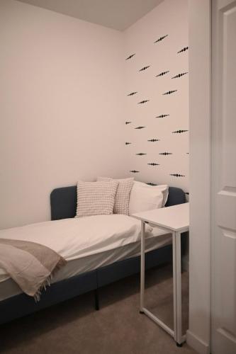 Ένα ή περισσότερα κρεβάτια σε δωμάτιο στο Stylish 2-Bedroom Condo - Premium Comfort, Central Location