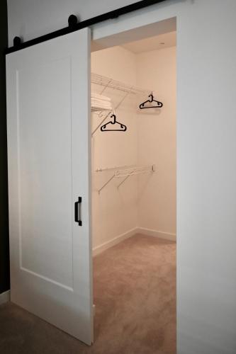 Φωτογραφία από το άλμπουμ του Stylish 2-Bedroom Condo - Premium Comfort, Central Location σε Surrey