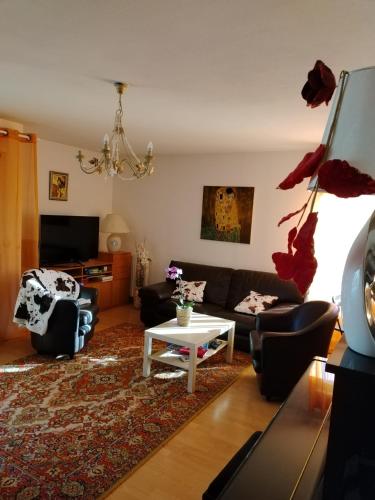 un salon avec un canapé et une table dans l'établissement Appartement 65m2/2piéces/centre/parking privé, à Bordeaux