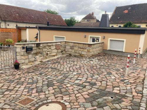 una entrada de piedra frente a una casa en "Heideroses's", en Altenburg