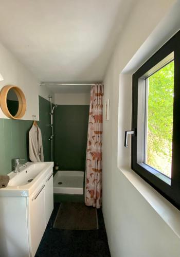 La salle de bains est pourvue d'un lavabo, d'une baignoire et d'une fenêtre. dans l'établissement Bô, Peace & Bordeaux, à Bordeaux